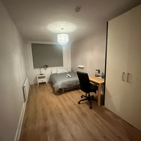 ホームステイ Master Bedroom With Ensuite Shower