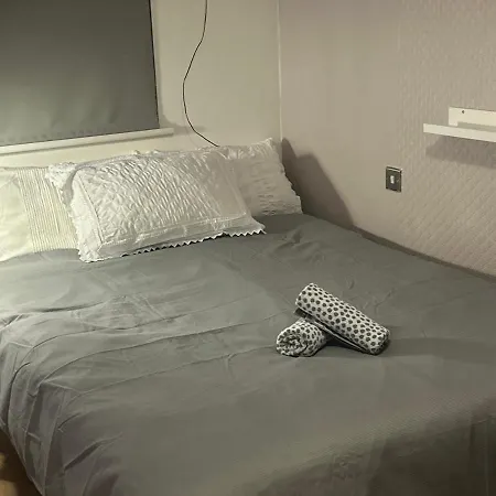 Master Bedroom With Ensuite Shower 莱奥帕兹敦