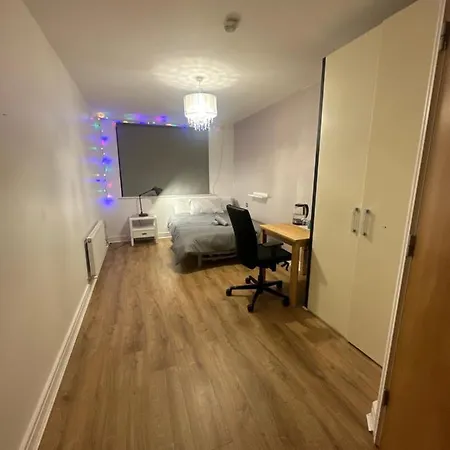 Master Bedroom With Ensuite Shower * 莱奥帕兹敦