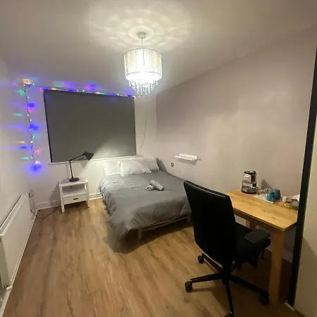 Master Bedroom With Ensuite Shower 莱奥帕兹敦