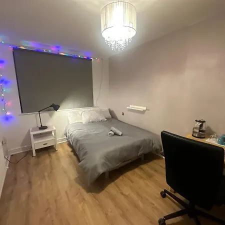 Master Bedroom With Ensuite Shower * 莱奥帕兹敦