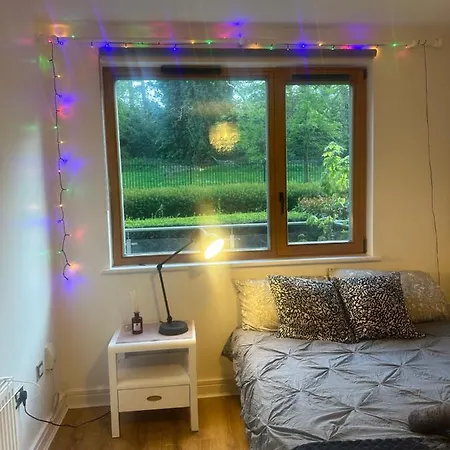 Master Bedroom With Ensuite Shower 民宿 莱奥帕兹敦