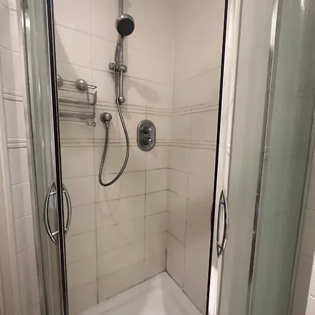Master Bedroom With Ensuite Shower レパーズタウン