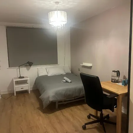 民宿 Master Bedroom With Ensuite Shower *