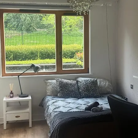 Master Bedroom With Ensuite Shower ホームステイ *