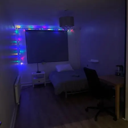 Master Bedroom With Ensuite Shower 民宿 莱奥帕兹敦