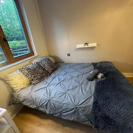 Master Bedroom With Ensuite Shower 莱奥帕兹敦