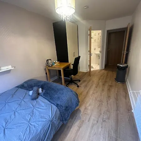 Master Bedroom With Ensuite Shower 民宿 莱奥帕兹敦